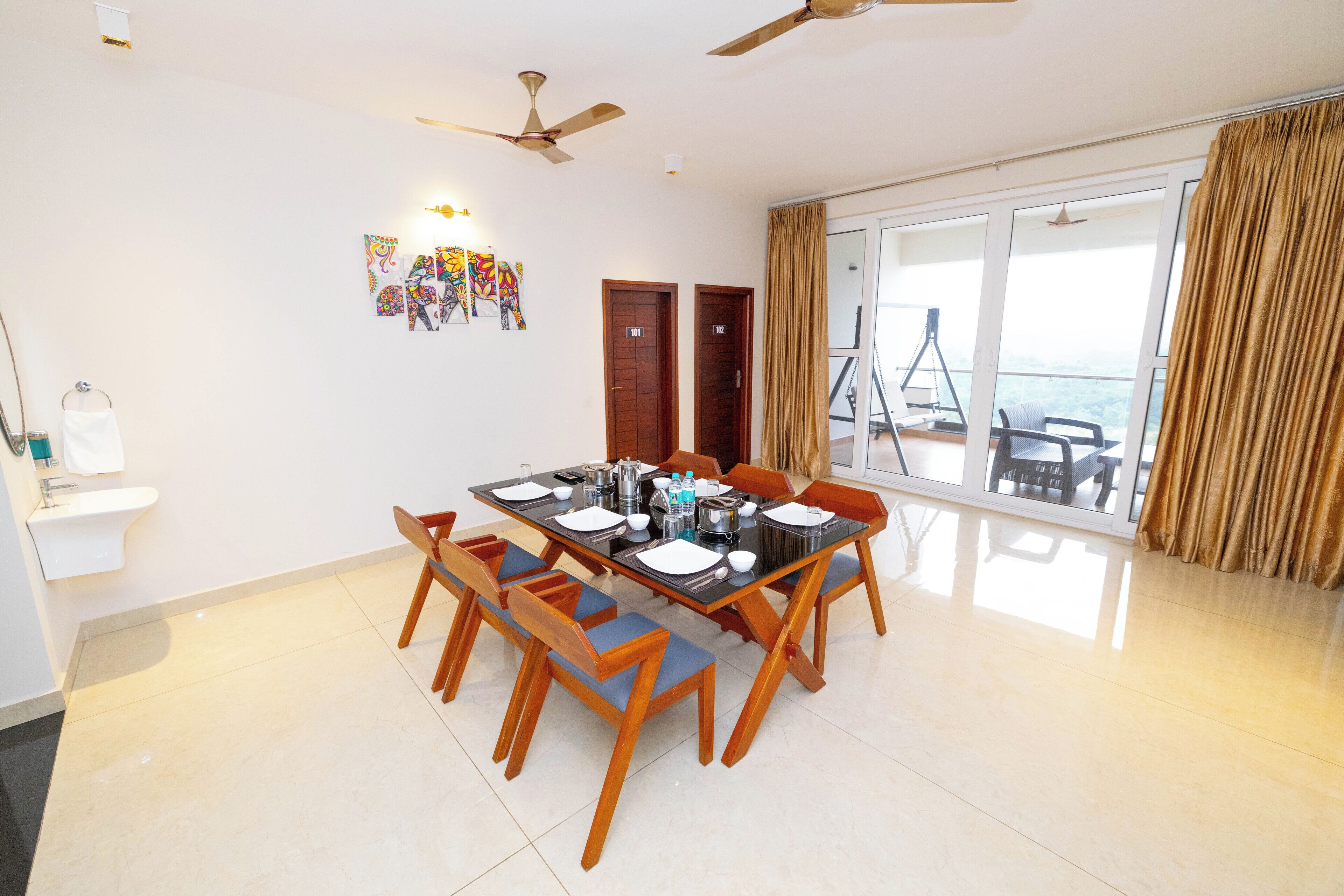 Apartamento de lujo, balcón, vistas a la montaña | Servicio de comidas en la habitación