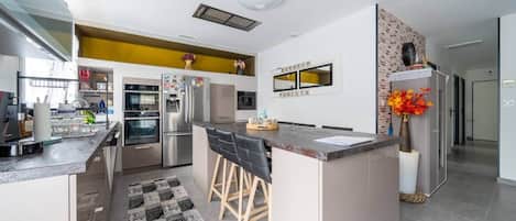 Microwave, oven, dishwasher, coffee/tea maker