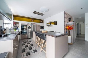 Micro-ondes, four, lave-vaisselle, cafetière/bouilloire