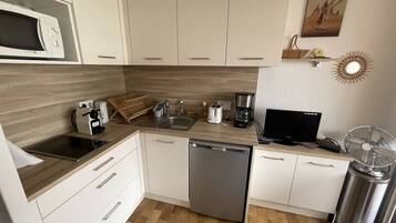 Réfrigérateur, batterie de cuisine, vaisselle et ustensiles