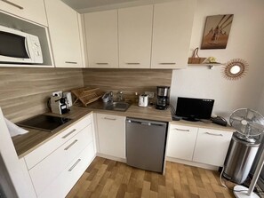 Fridge, cookware/dishes/utensils