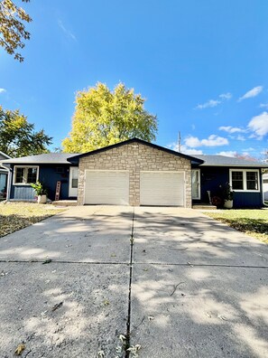 Exterior - Charming Feathers Theme Home, King Bed, 2-bedroom house in Aurora with WiFi (Aurora)