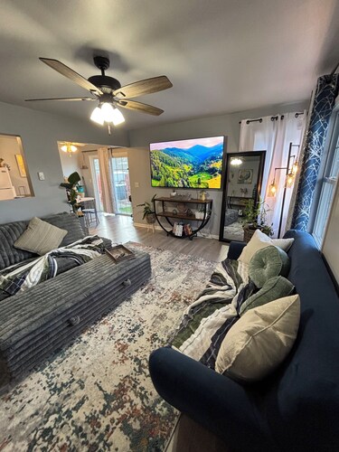 Charming Feathers Theme Home, King Bed, 2-bedroom house in Aurora with WiFi