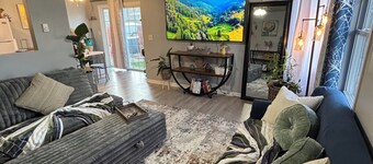 Charming Feathers Theme Home, King Bed, 2-bedroom house in Aurora with WiFi