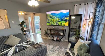 Charming Feathers Theme Home, King Bed, 2-bedroom house in Aurora with WiFi