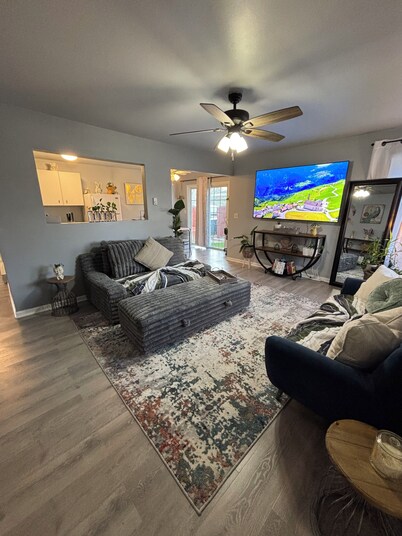 Charming Feathers Theme Home, King Bed, 2-bedroom house in Aurora with WiFi