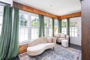 TV - Historic suite w/ balcony & parking (Luray)