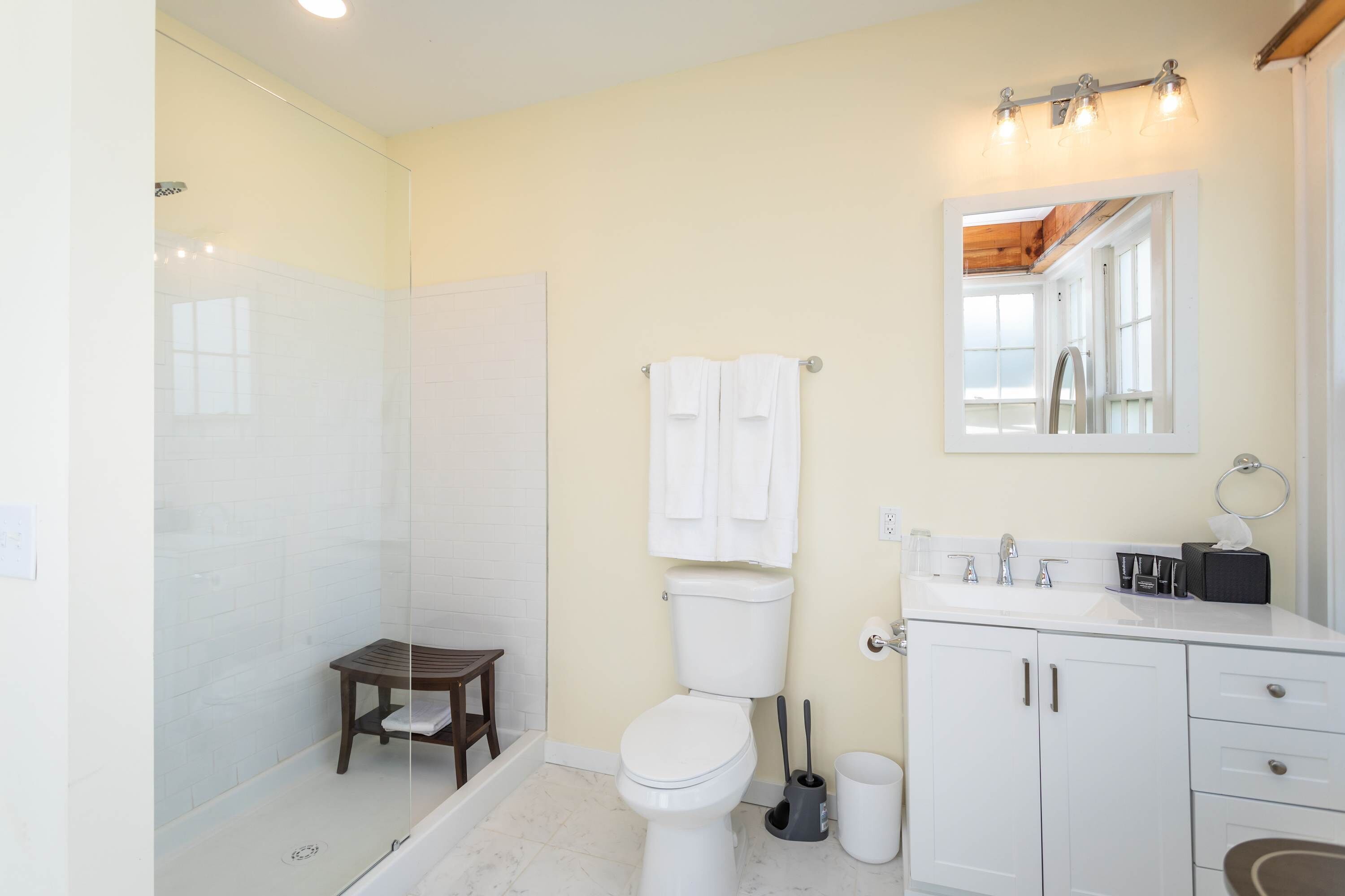 Dusj, hårføner, håndklær og sjampo