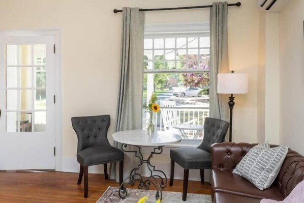 TV - Historic suite w/ balcony & parking (Luray)