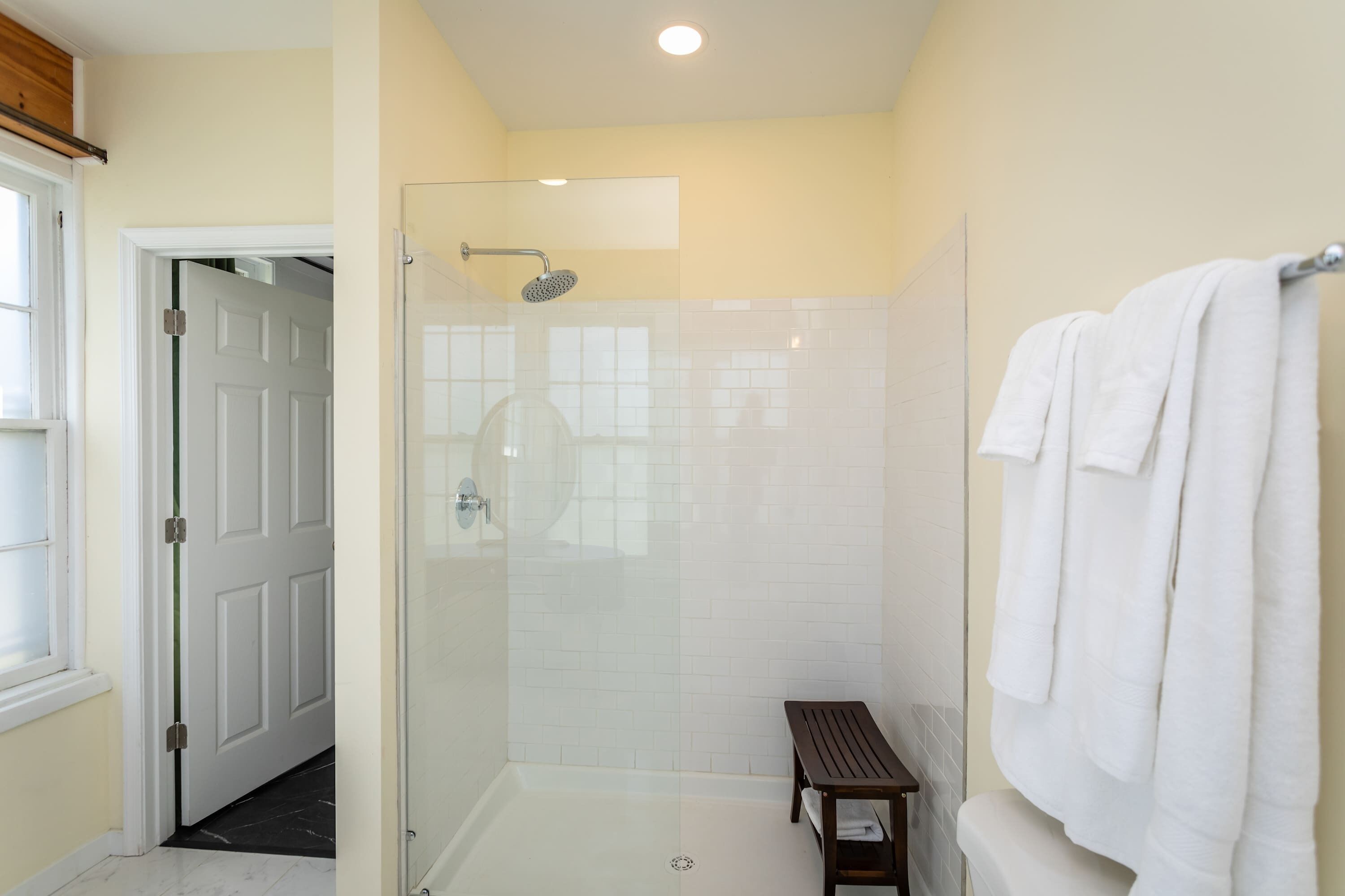 Chuveiro, secador de cabelo, toalhas de banho, shampoo