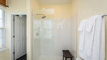 Chuveiro, secador de cabelo, toalhas de banho, shampoo