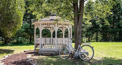 Musical Accents w/Southern Charm & Ensuite & WiFi