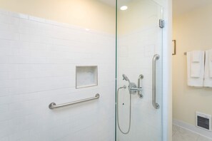 Shower, hair dryer, towels, shampoo - Charming suite w/ bikes & mountain views (Luray)