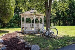 Property grounds - 1BR suite w/ Wifi & workspace (Luray)