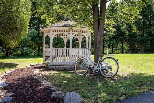 Vintage Elegance w/Floral Accents & Timeless Decor