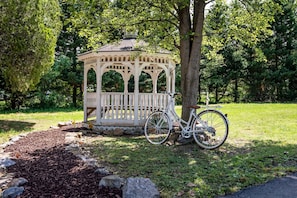 Property grounds - Charming suite w/ TV & patio (Luray)