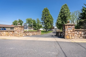 Property grounds - Charming suite w/ TV & patio (Luray)