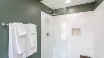 Doccia, asciugamani, shampoo