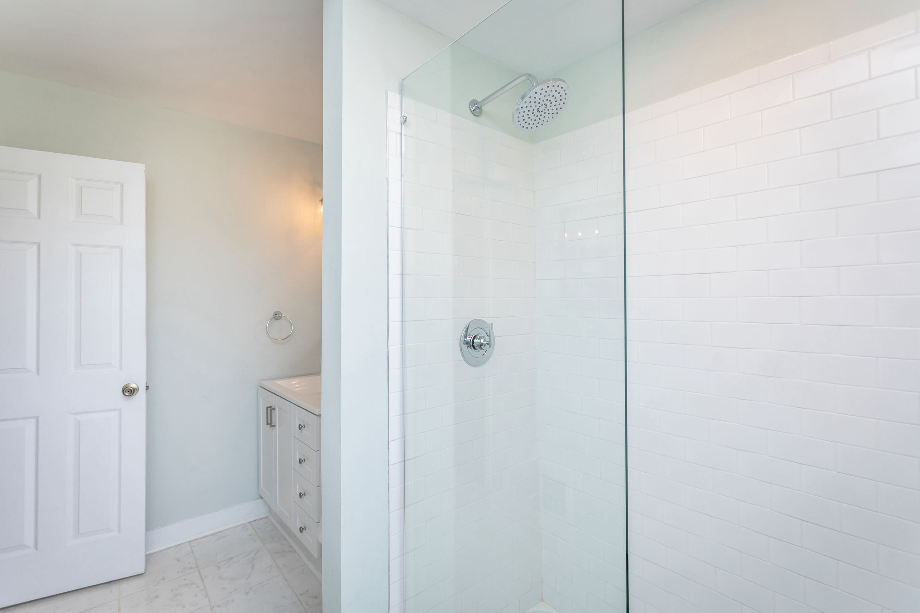 Shower, towels, shampoo