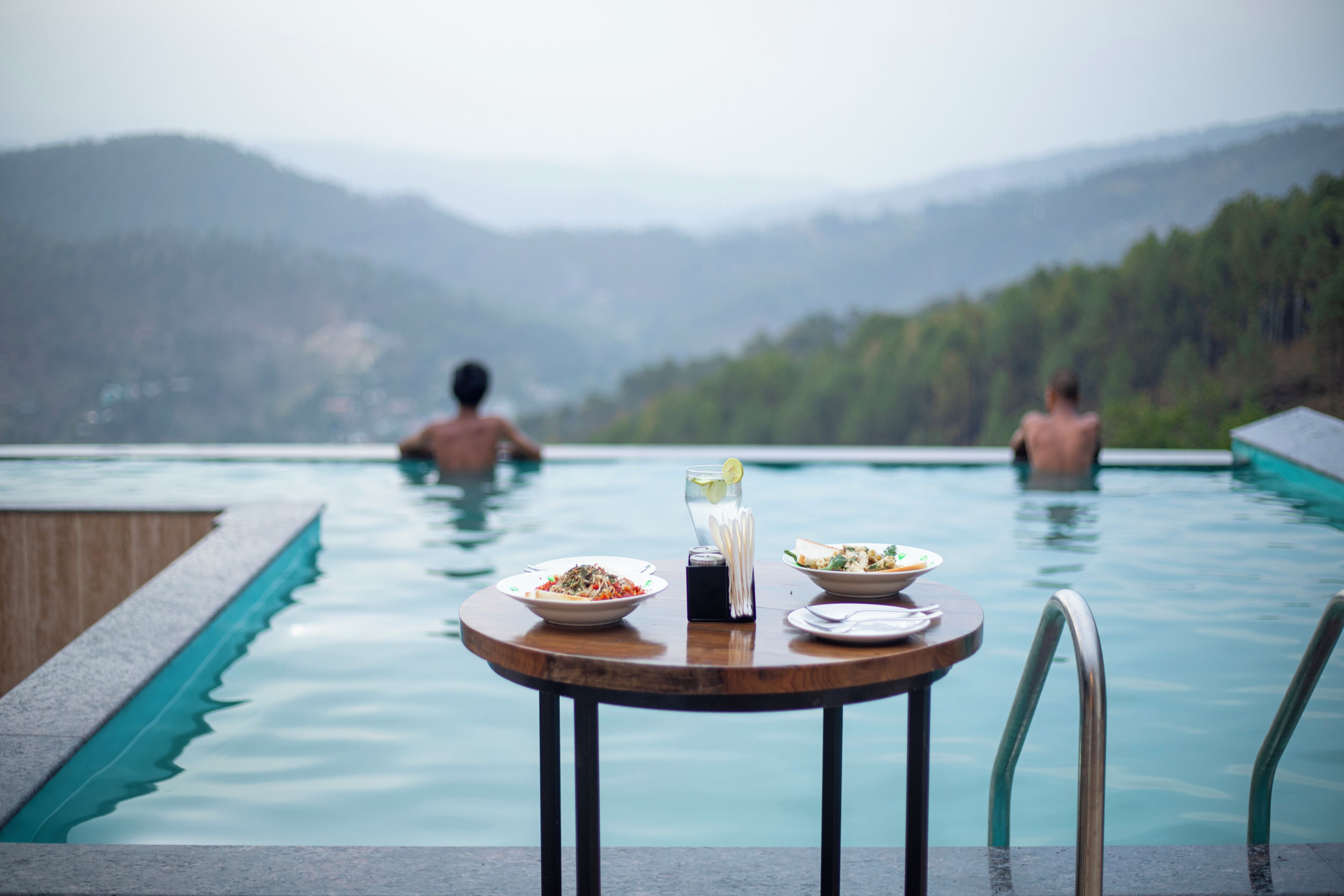 Una piscina al aire libre