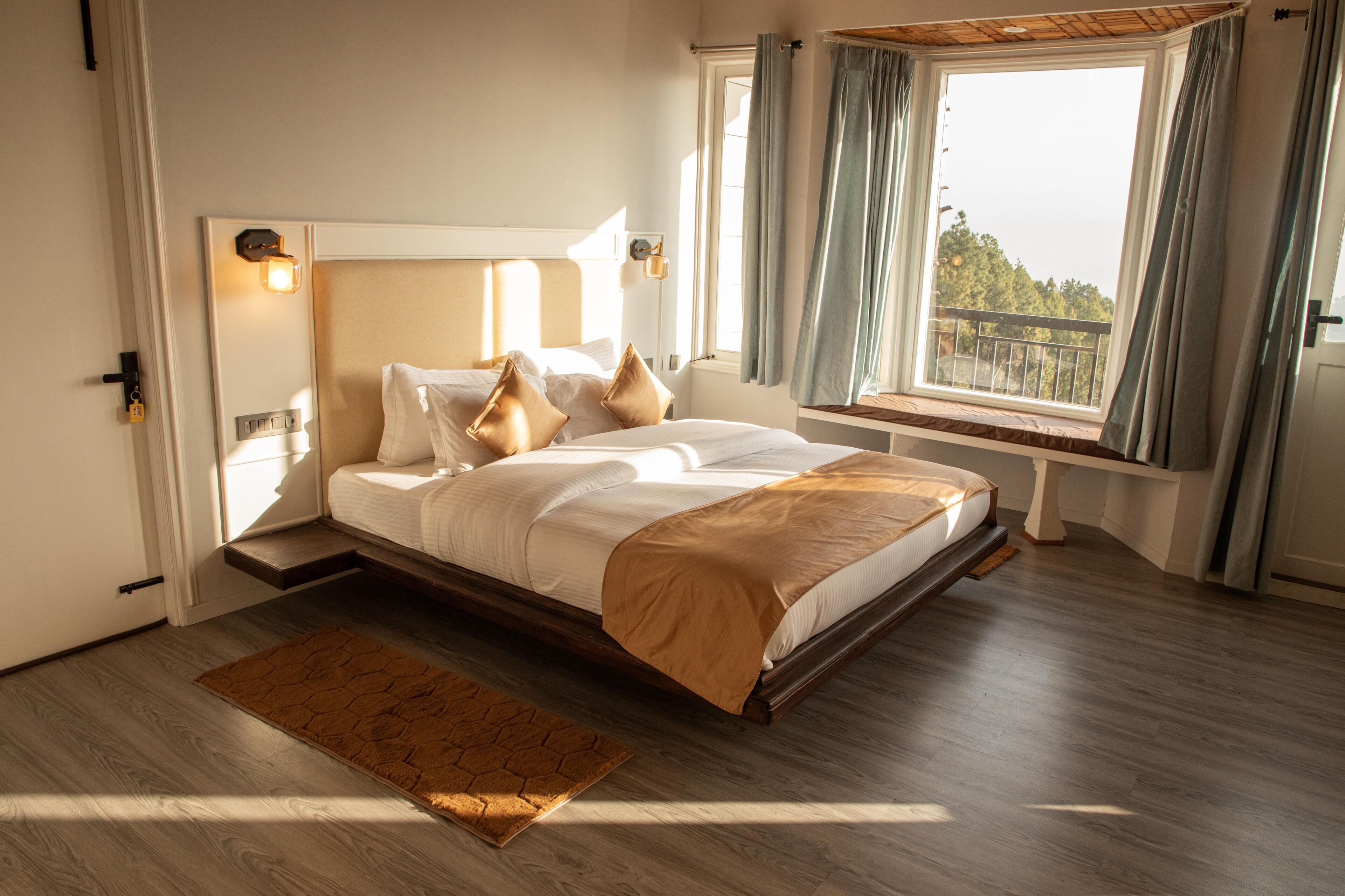 Un dormitorio moderno con una cama de madera, una mesita de noche, una ventana con cortinas y vistas al exterior.