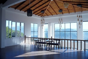 Interior - Spellmount - Himalayan View Infinity Pool Resort In Kausani (Kausani)