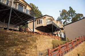 Property entrance - Spellmount - Himalayan View Infinity Pool Resort In Kausani (Kausani)