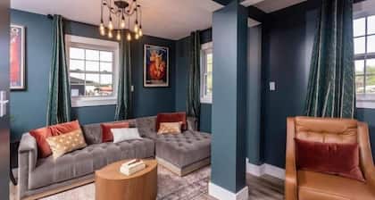 Spacious suite w/mountain views