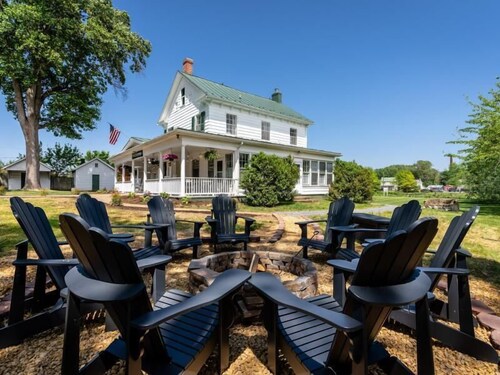 Elegant Retreat w/Vintage Charm & Modern Comforts