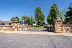 Property grounds - Elegant Retreat w/Vintage Charm & Modern Comforts (Luray)