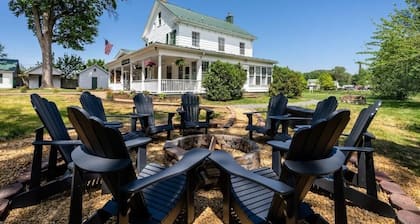 1BR suite w/ porch & mountain views