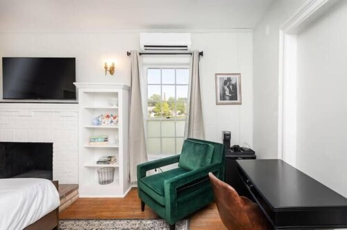 1BR suite w/ porch & mountain views