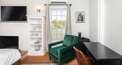 1BR suite w/ porch & mountain views