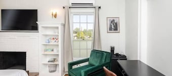 1BR suite w/ porch & mountain views