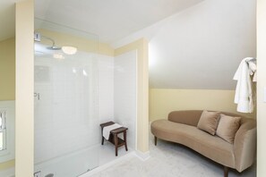 Shower, hair dryer, shampoo - 1BR suite w/ porch & mountain views (Luray)