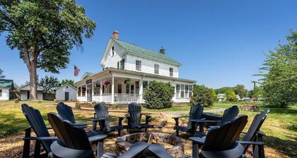 1BR suite w/ porch & mountain views