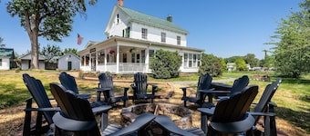 1BR suite w/ porch & mountain views