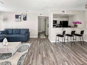 TV - 2102 · DFW cozy Apt, Free Parking/WI-FI, Pool & Gym (Addison)