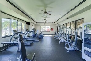 Fitness facility - 2106 · Cozy Addison Apt, Free Park Wi-Fi, Pool & Gym (Addison)