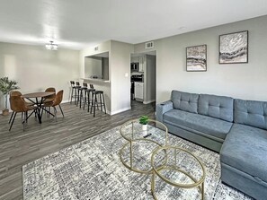 Interior - 2107 · Cozy Addison Apt, Free Park Wi-Fi, Pool & Gym (Addison)