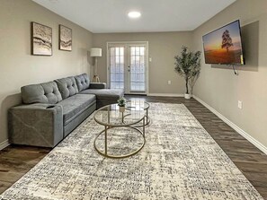 TV - 2107 · Cozy Addison Apt, Free Park Wi-Fi, Pool & Gym (Addison)