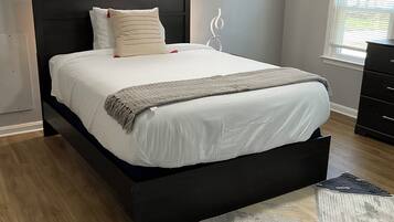 4 chambres, fer et planche à repasser, lit de bébé portatif