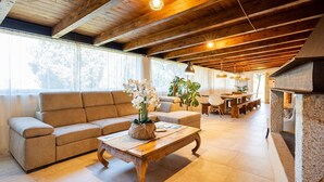 Un salon chaleureux avec un canapé, une table basse en bois et une cheminée.