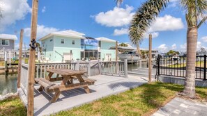 Outdoor dining - Lemon Bay Getaway - canal front leading to Lemon Bay and Stump Pass (Englewood)