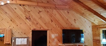 Charming ranch style log cabin with AC in scenic Winona