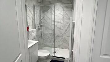 Serviettes fournies, savon, papier toilette