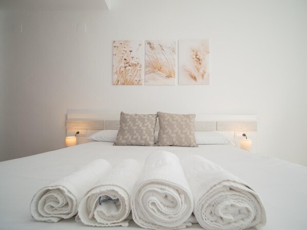 3 bedrooms, iron/ironing board, internet, bed sheets