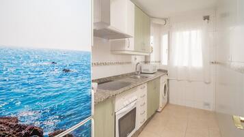 Fridge, microwave, oven, coffee/tea maker