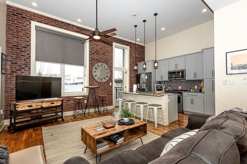 Stylish Urban Getaway ~ Downtown Knox