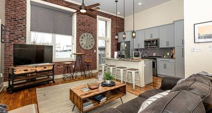 Stylish Urban Getaway ~ Downtown Knox